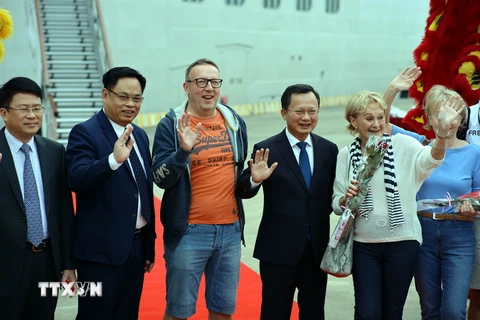 Quyền Chủ tịch UBND tỉnh Quảng Ninh Cao Tường Huy (thứ 3, từ phải sang) chụp ảnh cùng du khách quốc tế. (Ảnh: Đức Hiếu/TTXVN)