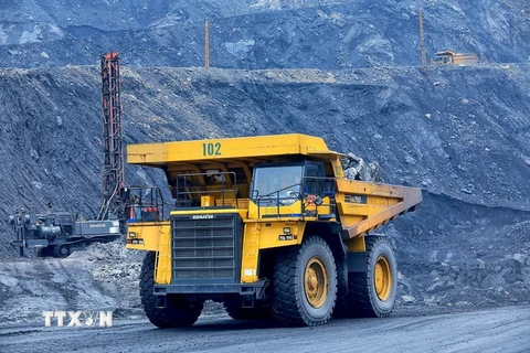 Xe chuyên dụng trọng tải lớn được sử dụng tại khu khai thác mỏ than. (Ảnh: Tuấn Anh/TTXVN)