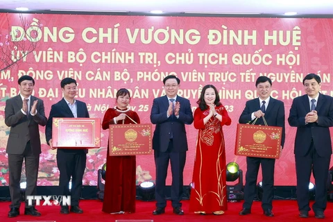 Chủ tịch Quốc hội Vương Đình Huệ tặng quà Báo Đại biểu nhân dân và Truyền hình Quốc hội Việt Nam. (Ảnh: Doãn Tấn/TTXVN)
