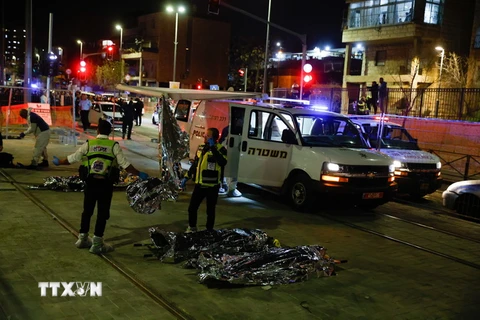 Cảnh sát Israel điều tra tại hiện trường vụ tấn công ở Jerusalem, ngày 27/1. (Ảnh: THX/TTXVN)