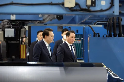 Tổng thống Yoon Suk-yeol và Chủ tịch Tập đoàn SK Chey Tae-won, phải, kiểm tra cơ sở tấm bán dẫn silicon của SK Siltron ở Gumi, tỉnh Bắc Gyeongsang. (Nguồn: Yonhap)