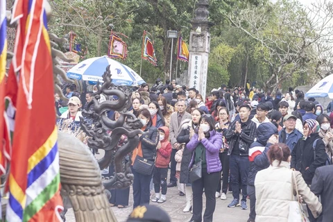 Hình ảnh người dân và du khách thập phương thắp hương trước đền Trần. (Ảnh: Công Luật/TTXVN)