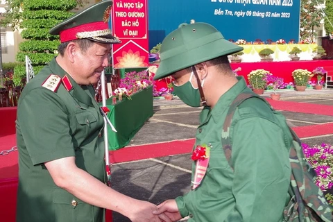 Thượng tướng Huỳnh Chiến Thắng động viên thanh niên lên đường nhập ngũ. (Nguồn: Báo Quân đội Nhân dân)