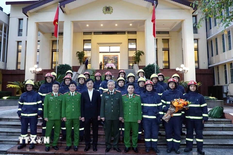 Đại tướng Tô Lâm, Bộ trưởng Bộ Công an với Đoàn công tác Bộ Công an đi cứu nạn, cứu hộ tại Thổ Nhĩ Kỳ. (Ảnh: Phạm Kiên/TTXVN)