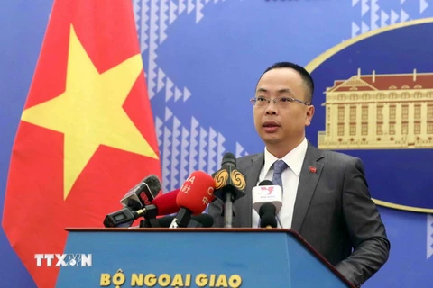 Phó phát ngôn Bộ Ngoại giao Đoàn Khắc Việt chủ trì họp báo thường kỳ tháng Hai. (Ảnh: Phạm Kiên/TTXVN)