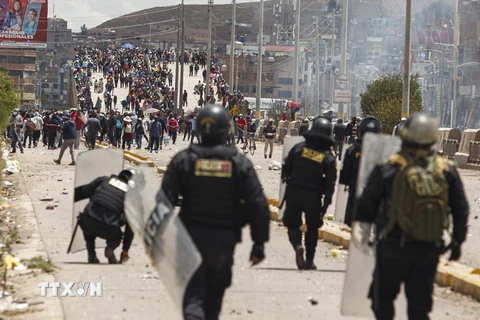 Người biểu tình xung đột với cảnh sát, ngày 7/1. (Ảnh: AFP/TTXVN)