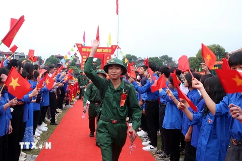 Thanh niên huyện Bát Xát tiễn các tân binh lên đường nhập ngũ. (Ảnh: Quốc Khánh/TTXVN)