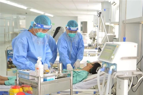 Diễn tập tình huống điều trị hồi sức cho các ca bệnh COVID-19 nặng tại Bệnh viện Dã chiến số 13 tại Thành phố Hồ Chí Minh. (Ảnh: Đinh Hằng/TTXVN)