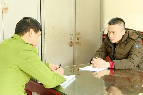 Cơ quan Cảnh sát điều tra Công an tỉnh ghi lời khai Nguyễn Sinh Phú. (Nguồn: báo Công an Nhân dân)