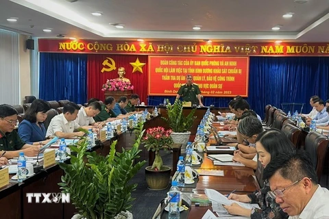 Trung tướng Nguyễn Hải Hưng, Phó Chủ nhiệm Ủy Ban Quốc phòng và An ninh của Quốc hội làm việc tại tỉnh Bình Dương. (Ảnh: Chí Tưởng/TTXVN)