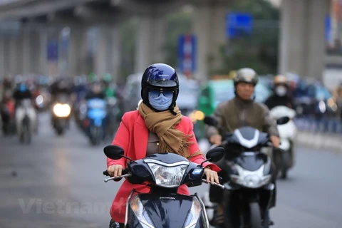 Nhiều người dân Thủ đô đã ra đường với những trang phục áo dày và khăn len chùm kín. (Ảnh: Hoài Nam/Vietnam+)