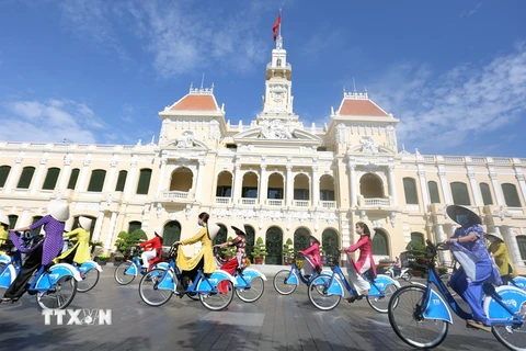Đại biểu tham gia Chương trình diễu hành Áo dài “Tôi yêu Áo dài Việt Nam” bằng xe đạp qua các tuyến phố năm 2022. (Ảnh: Mỹ Phương/TTXVN)
