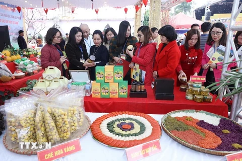 Lãnh đạo thành phố Lạng Sơn thăm các gian trưng bày, giới thiệu và bán các sản phẩm OCOP và sản phẩm đặc trưng. (Ảnh: Anh Tuấn/TTXVN)