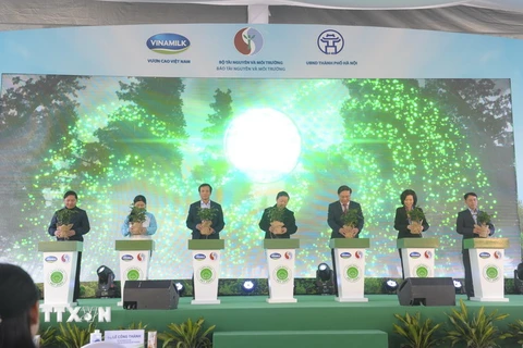 Đại diện Vinamilk và Báo Tài nguyên và Môi trường đã trao tặng hơn 1.000 cây xanh trưởng thành với giá trị gần 1,5 tỷ đồng trồng tại huyện Mê Linh, Hà Nội. (Ảnh Mạnh Khánh/TTXVN)