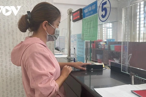 Người lao động thực hiện sinh trắc vân tay tại Bộ phận tiếp nhận hồ sơ Bảo hiểm xã hội tỉnh Bình Dương. (Nguồn: Đài tiếng Nói Việt Nam)