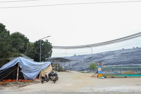 Khu vực lập lán trại chặn xe ngay trước cổng vào bãi rác Xuân Sơn. (Ảnh: Hoài Nam/Vietnam+)