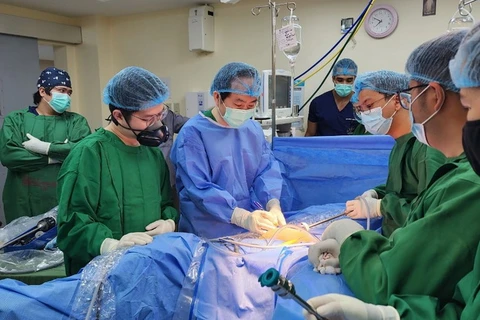 Bác sỹ Nguyễn Phú Hữu đang hướng dẫn đặt các trocar cho các bác sỹ Philippines. (Nguồn: Bệnh viện Bình dân)