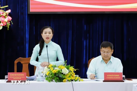 Phó Chủ tịch Ủy ban Mặt trận Tổ quốc Việt Nam Thành phố Hồ Chí Minh Phan Kiều Thanh Hương phát biểu tại hội nghị. (Ảnh: Hồng Giang/TTXVN)
