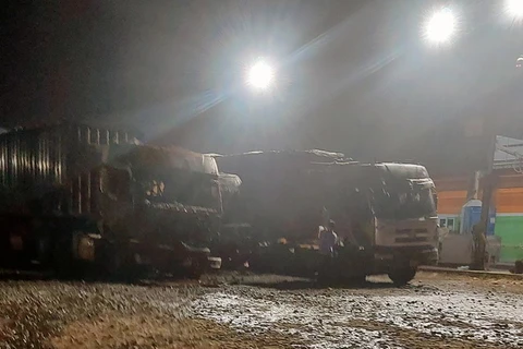 Hiện trường ba xe cháy rụi, một thi thể cháy đen trên xe tải. (Nguồn: báo Tuổi trẻ)