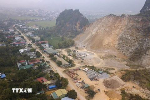 Hoạt động khai thác ở mỏ đá thuộc Công ty TNHH Một thành viên Phát Đạt, tại khu Lục Đồi, thị trấn Bo là quá gần khu dân cư và ngay bên tỉnh lộ 12C thị trấn Bo, Kim Bôi đi Ngã ba Xưa Lạc Sơn. (Ảnh: Trọng Đạt/TTXVN)