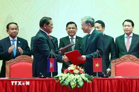 Bộ trưởng Bộ Công an Tô Lâm và Phó Thủ tướng, Bộ trưởng Bộ Nội vụ Campuchia Samdech Krolahom Sar Kheng ký văn kiện hợp tác năm 2023 giữa Bộ Công an Việt Nam và Bộ Nội vụ Campuchia. (Ảnh: Phạm Kiên/TTXVN)