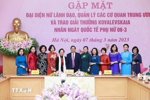 Thủ tướng Phạm Minh Chính với đại diện nữ lãnh đạo, quản lý và các nhà khoa học nữ. (Ảnh: Dương Giang/TTXVN)