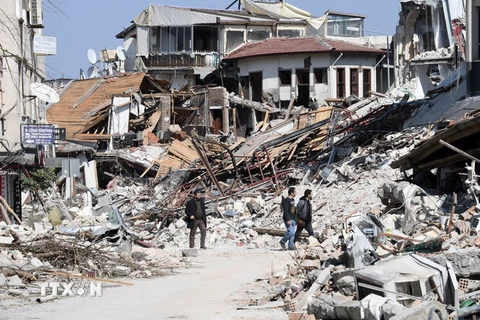 Những ngôi nhà bị tàn phá do động đất tại Antakya, Thổ Nhĩ Kỳ ngày 7/3. (Ảnh: THX/TTXVN)
