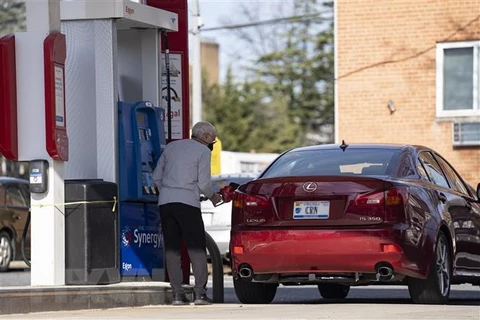 Bơm xăng cho phương tiện tại một trạm xăng ở Arlington, bang Virginia, Mỹ. (Ảnh: THX/TTXVN)