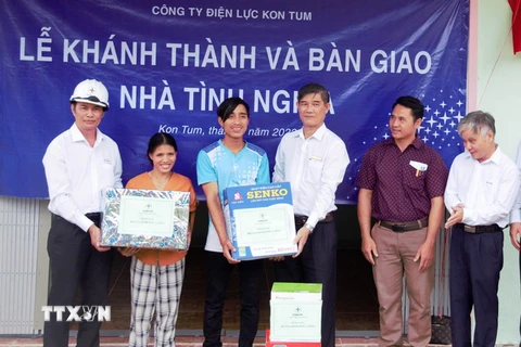 Công ty Điện lực Kon Tum trao nhà tình nghĩa cho gia đình ông A Mẫn. (Ảnh: TTXVN phát)
