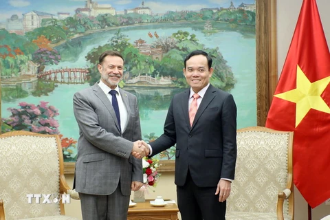 Phó Thủ tướng Trần Lưu Quang tiếp Đại sứ Australia tại Việt Nam Andrew Goledzinowski. (Ảnh: Lâm Khánh/TTXVN)