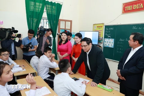 Thủ tướng Phạm Minh Chính gặp gỡ, giao lưu với trẻ khuyết tật tại Trung tâm bảo trợ xã hội tỉnh Hải Dương. (Ảnh: Dương Giang/TTXVN)