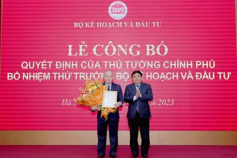 Bộ trưởng Nguyễn Chí Dũng trao Quyết định của Thủ tướng Chính phủ cho tân Thứ trưởng Đỗ Thành Trung. (Nguồn: Báo Đầu tư)