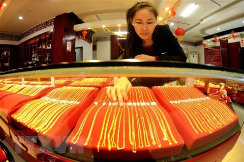 Vàng trang sức được bày bán tại một cửa hàng ở Sơn Đông, Trung Quốc. (AFP/TTXVN)