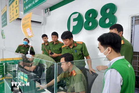 Lực lượng công an kiểm tra hành chính một phòng giao dịch của Công ty Cổ phần kinh doanh F88 trên địa bàn thành phố Cao Lãnh, tỉnh Đồng Tháp. (Ảnh: TTXVN phát)