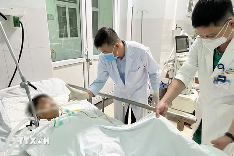 Các bác sỹ Bệnh viện Chợ Rẫy, Thành phố Hồ Chí Minh hỗ trợ điều trị cho các Bệnh nhân ngộ độc Botulinum tại Bệnh viện Đa khoa Khu vực Bắc Quảng Nam. (Ảnh: TTXVN phát)
