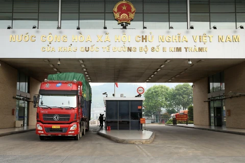 Hoạt động xuất nhập khẩu tại Cửa khẩu quốc tế đường bộ số II Kim Thành sáng 26/4. (Ảnh: Quốc Khánh/TTXVN)