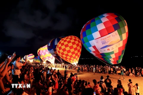 [Photo] Bình Thuận: Trình diễn khinh khí cầu trên bãi biển Đồi Dương 