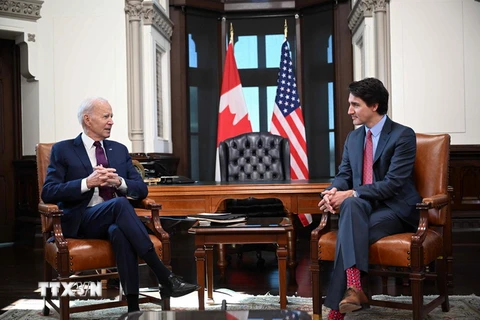 Thủ tướng Canada Justin Trudeau (phải) trong cuộc hội đàm với Tổng thống Mỹ Joe Biden đang trong chuyến thăm chính thức Ottawa, ngày 24/3. (Ảnh: AFP/TTXVN)