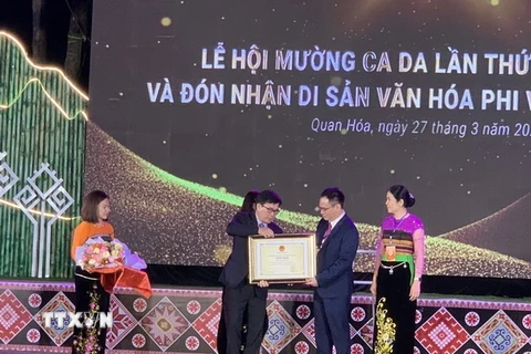 Đại diện Bộ Văn hóa, Thể thao và Du lịch trao Bằng công nhận Lễ hội Mường Ca Da là Di sản văn hóa phi vật thể Quốc gia cho lãnh đạo và nhân dân huyện Quan Hóa. (Ảnh: Hoa Mai/TTXVN)