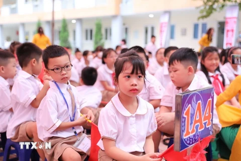 Học sinh lớp 1 trường Tiểu học Gia Quất, quận Long Biên, trường đạt chuẩn quốc gia. (Ảnh: Minh Quyết/TTXVN)