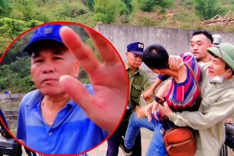 Cán bộ và nhân viên Nhà máy giấy Thuận Phát đang hành hung, cản trở phóng viên Báo điện tử Dân Việt khi tác nghiệp. (Nguồn: Báo Dân việt)