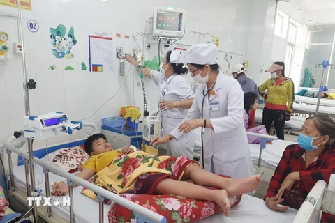 Các bệnh nhi đang được điều trị tại Khoa Nhi, Bệnh viện đa khoa tỉnh Bạc Liêu. (Ảnh: Chanh Đa/TTXVN)