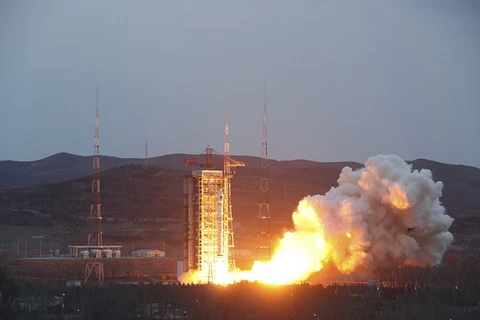 Một tên lửa Trường Chinh-2D mang theo chùm vệ tinh PIESAT-1 được phóng đi từ Trung tâm Phóng Vệ tinh Thái Nguyên ở phía bắc tỉnh Sơn Tây của Trung Quốc, ngày 30/3. (Nguồn: Xinhua)