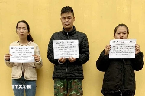 Đối tượng Nguyễn Văn Khôi và 2 người phụ nữ nhập cảnh trái phép bị lực lượng chức năng bắt giữ. (Ảnh: TTXVN phát)