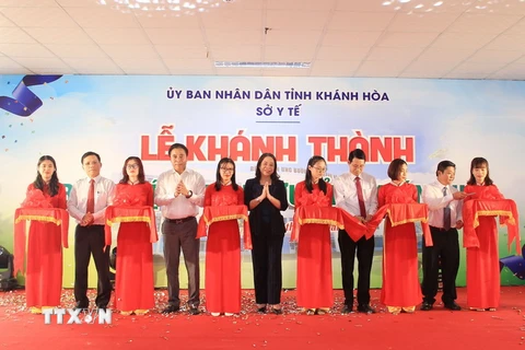 Phó Chủ tịch nước Võ Thị Ánh Xuân cắt băng khánh thành Bệnh viện Ung bướu tỉnh Khánh Hòa. (Ảnh: Phan Sáu/TTXVN)