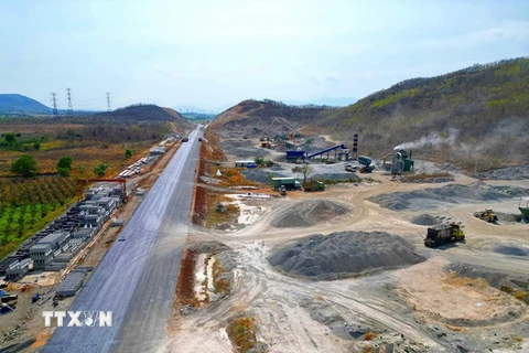 Một phần tuyến cao tốc đoạn Vĩnh Hảo-Phan Thiết được triển khai thi công. (Ảnh: TTXVN phát)