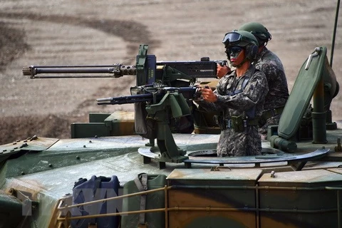 Các binh sỹ Hàn Quốc tham gia diễn tập tại cuộc triển lãm quốc phòng. (Nguồn: AFP/TTXVN)