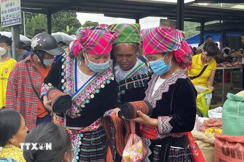 Chợ phiên ở tỉnh Lai Châu không chỉ là nơi trao đổi, mua bán hàng hóa mà còn là nơi hội tụ, gặp gỡ, giao lưu, thể hiện tình cảm, sinh hoạt văn hóa của đồng bào các dân tộc sinh sống quanh vùng. (Ảnh: Đinh Thùy/TTXVN)