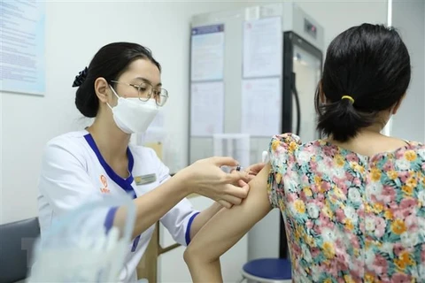 Khách đến tiêm tại điểm tiêm chủng của VNVC Trường Chinh, Hà Nội. (Ảnh: Minh Quyết/TTXVN)