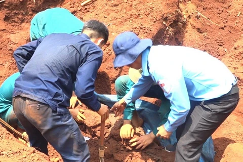 Lực lượng chức năng thị xã và Đội K72 tìm thấy phần mộ hài cốt liệt sĩ tại xã Thanh Phú, thị xã Bình Long. (Nguồn: báo Bình Phước)